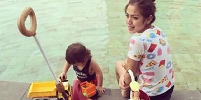 Lucunya! Baby El Ternyata Suka Ngumpet Kalau Tidur di Kasur