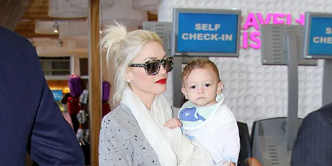 Lucunya Si Kecil Apollo Digendong Sang Ibu Gwen Stefani Lucunya Si Kecil Apollo Digendong Sang Ibu Gwen Stefani