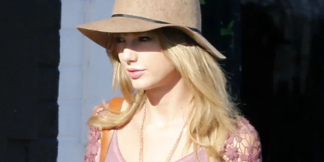 Lucunya Taylor Swift Bermain Bubbles