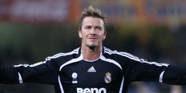 Lucunya Wajah David Beckham Saat Menghibur Bayi