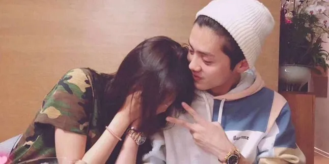 Luhan & Guan Xiaotong Kekasihnya Ketahuan Belanja Dress Pernikahan? Luhan & Guan Xiaotong Kekasihnya Ketahuan Belanja Dress Pernikahan?
