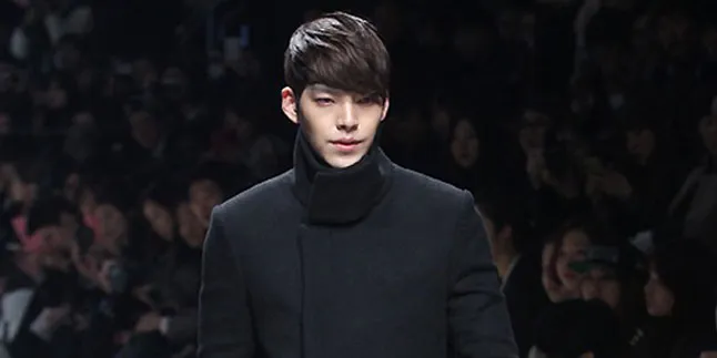 Luka Mendalam Tragedi Sewol, Kim Woo Bin Kirim Doa Lewat Surat