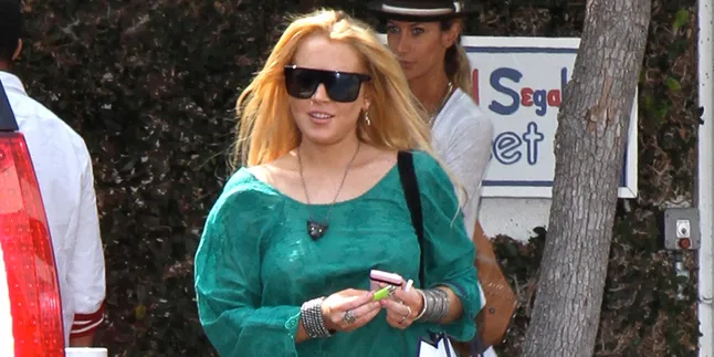 Luka Saat Bersepeda, 'Hadiah' Ultah Lindsay Lohan Luka Saat Bersepeda, 'Hadiah' Ultah Lindsay Lohan