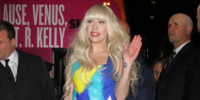 Lukisan Monalisa Telah Berubah Jadi Baju Lady Gaga Lukisan Monalisa Telah Berubah Jadi Baju Lady Gaga