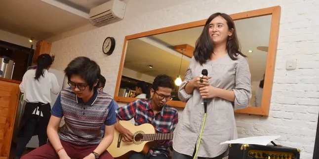 Lulus Kuliah, Ayushita Gencar Promo Single 'Sehabis Hujan'