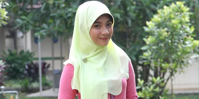 Lulus SMA, Dinda Kirana Putuskan Fokus di Karir Lulus SMA, Dinda Kirana Putuskan Fokus di Karir