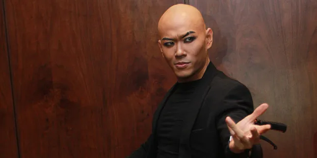 Lumpuh, Deddy Corbuzier Tetap Nekat Kerja