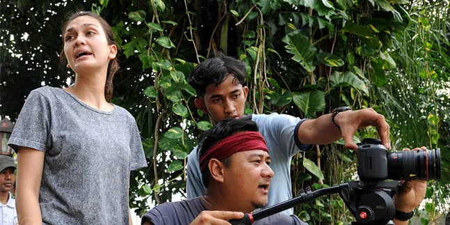 Luna Maya Curhat Kesulitan Dalam Membuat 'PINTU HARMONIKA'