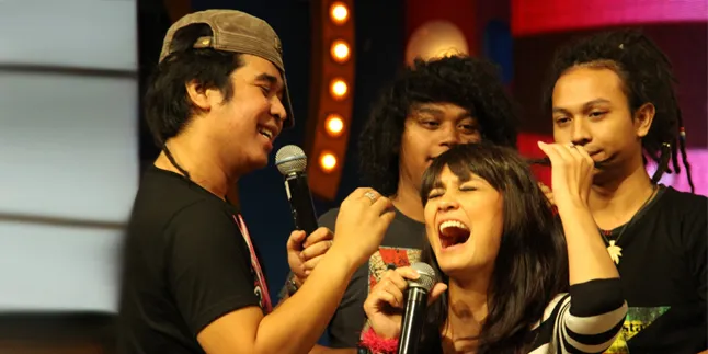 Luna Maya Jenguk Olga Syahputra ke Singapura