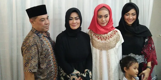 Luna Maya, Raffi Ahmad, Ayu Ting Ting Sumbang Buku Yasin Jupe Luna Maya, Raffi Ahmad, Ayu Ting Ting Sumbang Buku Yasin Jupe