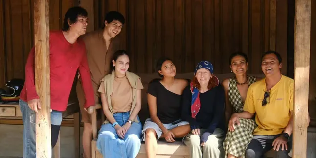 Luna Maya Celebrates Mother's Birthday in Beautiful Wooden House