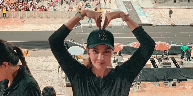 Luna Maya Rela Naik Ojek Demi Nonton Konser BTS di Thailand
