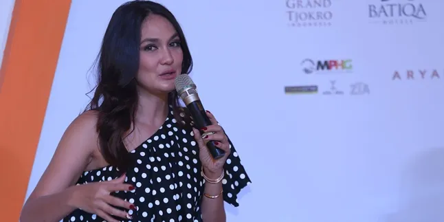 Luna Maya Sedih Ketika Sedang Berenang Malah Ketemu Sampah