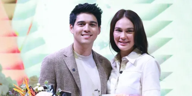 Luna Maya Sempat Rahasiakan Gaun Pernikahan Penuh Makna dari Maxime dan Sang Ibu Luna Maya Sempat Rahasiakan Gaun Pernikahan Penuh Makna dari Maxime dan Sang Ibu