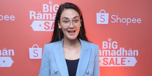 Luna Maya Ulang Tahun ke-36, Unggah Foto Masa Kecil yang Super Cute!