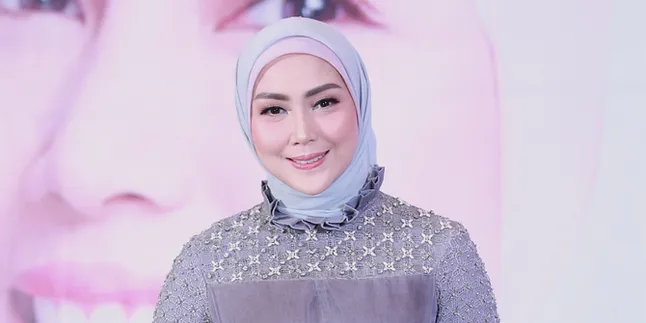 Luncurkan Fe.z, Fenita Arie Perkenalkan 18 Koleksi Busana Muslim 'Feminine Romantic' Luncurkan Fe.z, Fenita Arie Perkenalkan 18 Koleksi Busana Muslim 'Feminine Romantic'