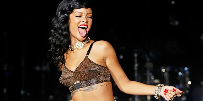 Lupa Kenakan Bra, Rihanna Tampil Seksi