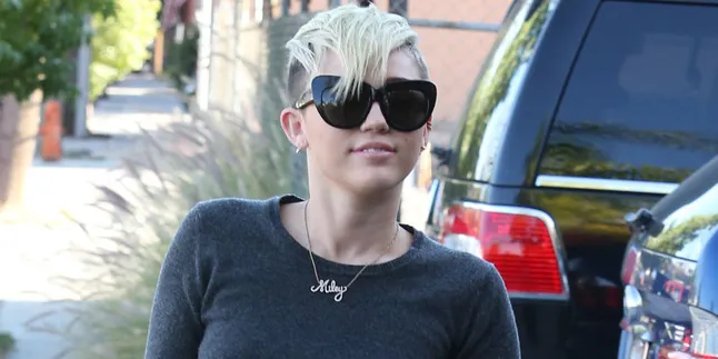 Lupa Pakai Bra, Miley Cyrus Gagal Tampil Sopan di AMA 2013