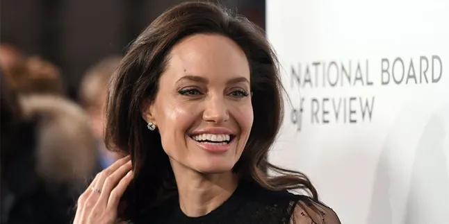 Lupakan Drama Perceraian Dengan Brad Pitt, Angelina Jolie Shopping Bareng Anak Lupakan Drama Perceraian Dengan Brad Pitt, Angelina Jolie Shopping Bareng Anak