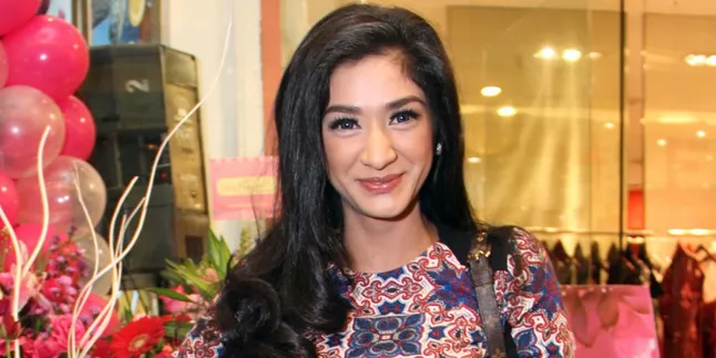 Lupakan Gagal Nikah, Fanny Ghassani Lamaran di Hari Ultahnya Lupakan Gagal Nikah, Fanny Ghassani Lamaran di Hari Ultahnya
