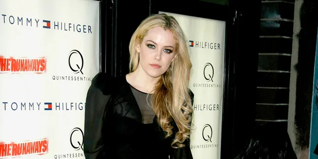 Lupakan Robert Pattinson, Riley Keough Resmi Bertunangan Lupakan Robert Pattinson, Riley Keough Resmi Bertunangan