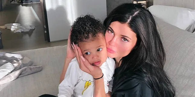 Lupakan Skandal Perselingkuhan, Kylie Jenner & Travis Scott Dinner Bareng Stormi