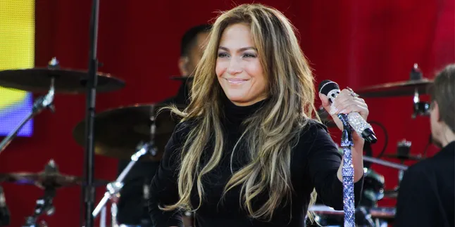 Lutut Berdarah, Jennifer Lopez Lanjutkan Performance