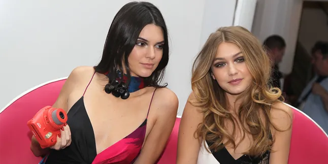 Lutut Kendall Jenner & Gigi Hadid Menghilang Gara-Gara Photoshop Lutut Kendall Jenner & Gigi Hadid Menghilang Gara-Gara Photoshop