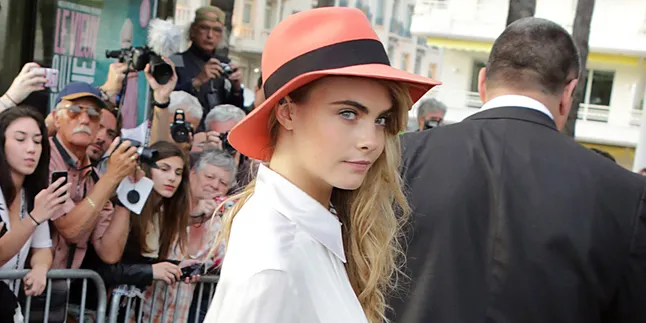 Mabuk Berat, Cara Delevingne Tertangkap Lakoni 'Adegan Panas' Mabuk Berat, Cara Delevingne Tertangkap Lakoni 'Adegan Panas'