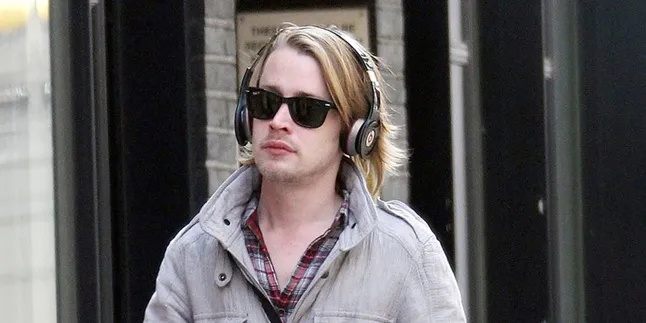 Macaulay Culkin Pacari Wanita Mirip Mila Kunis?