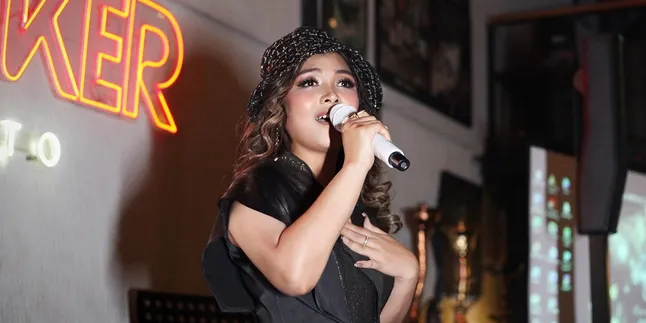 Madame Elz Rilis 'Biarkanlah Cinta', Kisahkan Kebangkitan Hati dari Keterpurukan