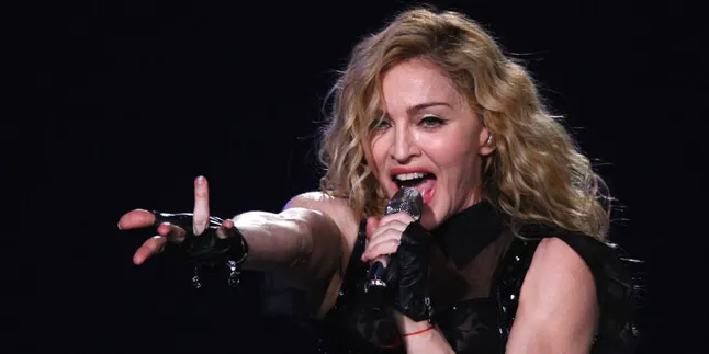 Madonna Lelang Kostum Panggung Untuk Amal