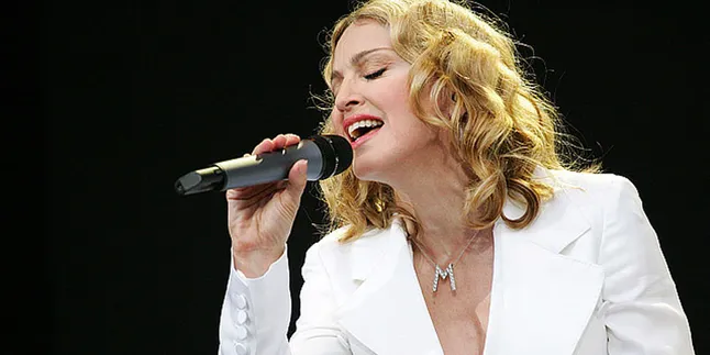 Madonna Menangis Sebelum Tampil di MDNA World Tour