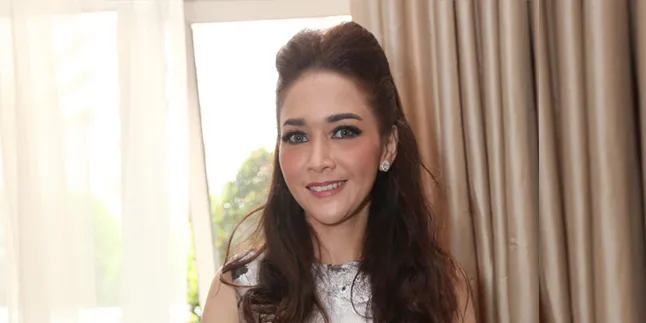 Maia Berbungga-Bunga Ada Yang Bilang 'Awet Muda Banget'