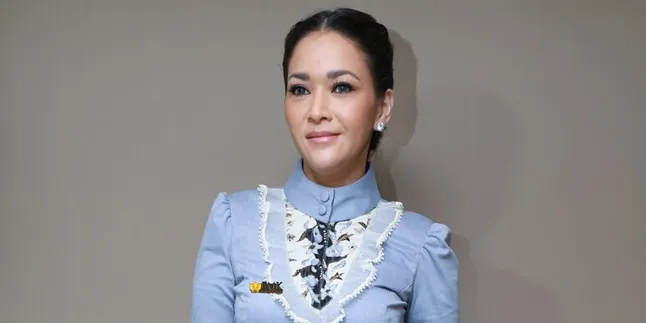 Maia Estianty Pamer Foto Genggaman Tangan Dengan Pria, Pacar? Maia Estianty Pamer Foto Genggaman Tangan Dengan Pria, Pacar?