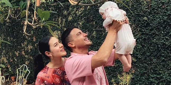 Main Bareng di Pantai, Zalina Super Cute di Duduk di Leher Hamish Daud Main Bareng di Pantai, Zalina Super Cute di Duduk di Leher Hamish Daud