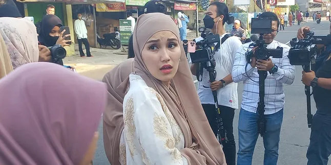 Main Bedug Saat Takbiran bersama Warga Sekitar, Ayu Ting Ting: Seru! Main Bedug Saat Takbiran bersama Warga Sekitar, Ayu Ting Ting: Seru!