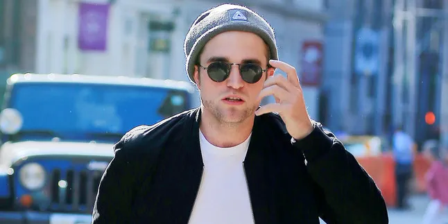 Main di Film Arahan Brad Pitt, Robert Pattinson Tak Bisa Dikenali