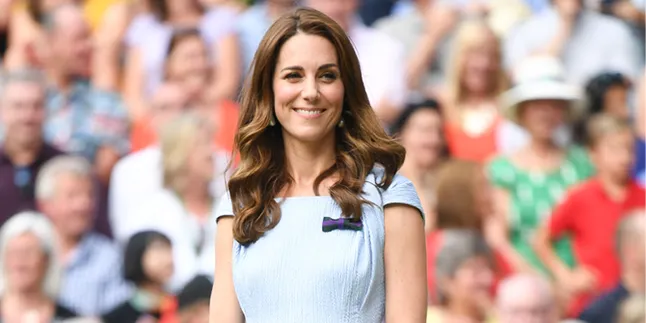 Main di Taman Istana, Cantiknya Kate Middleton Pakai Dress Floral