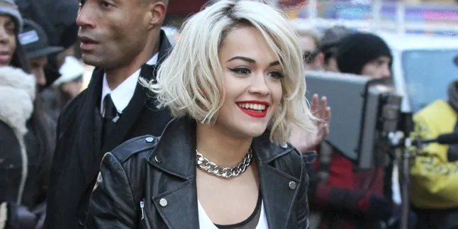 Main Film Adaptasi Novel Erotis, Rita Ora Gugup