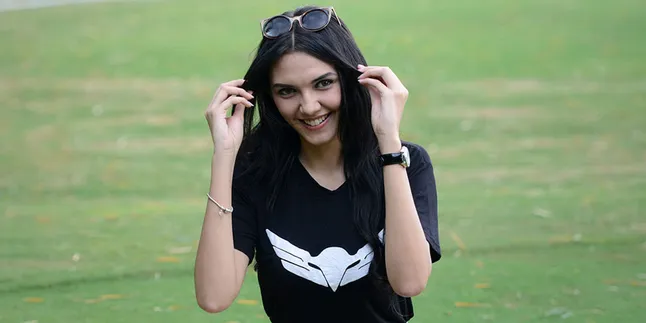 Main Film Lagi, Alexa Key Jadi Bule Finlandia