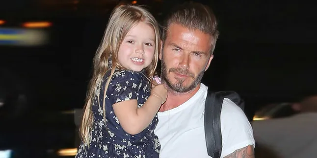Main ke Pantai Bareng Sang Ayah, Harper Beckham Lucu Menggemaskan