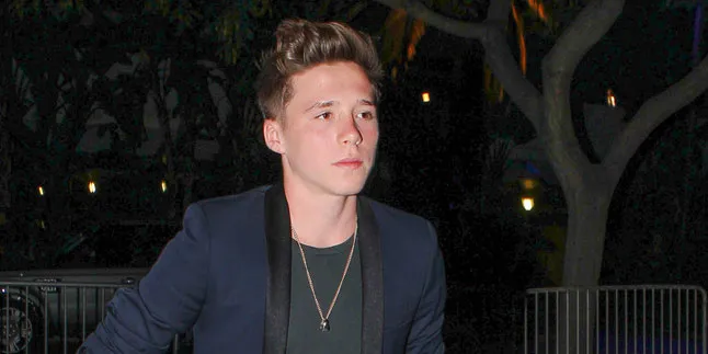 Main Wizboard Pakai Bandana, Brooklyn Beckham Bikin Kamu Melting