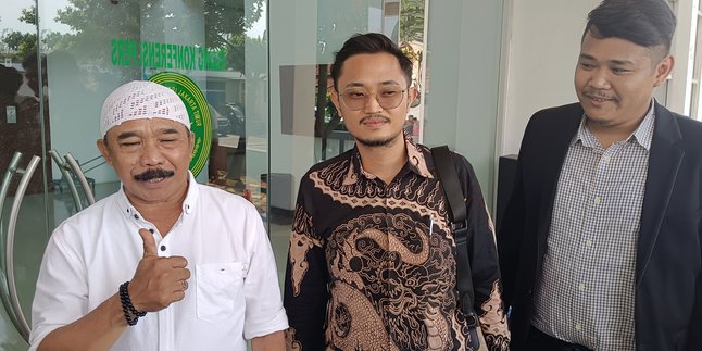Advancing to become a legislative candidate, Opie Kumis submits a request for name equivalence: M Lutfi and Opie Kumis belong to the same person