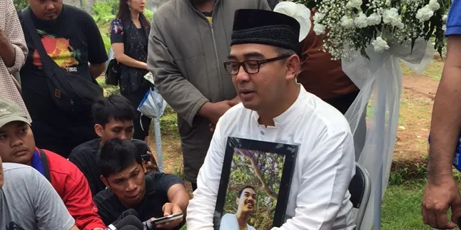 Makamkan Putra Pertamanya, Farhan Tak Kuasa Tahan Tangis