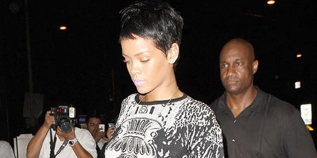 Makan Malam, Rihanna Pamerkan Gigi Emas!