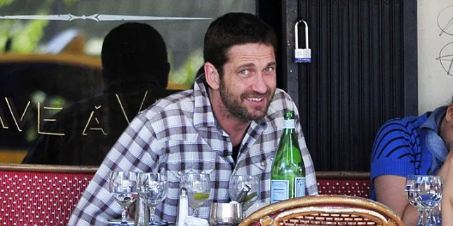 Makan Sendirian, Gerard Butler Kesepian?