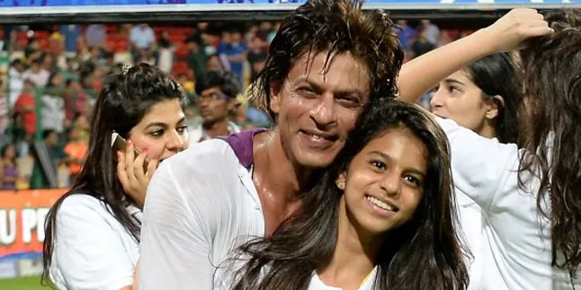 Makan Siang Bareng Suhana, SRK 'Dimanfaatkan' Jadi Fotografer! Makan Siang Bareng Suhana, SRK 'Dimanfaatkan' Jadi Fotografer!