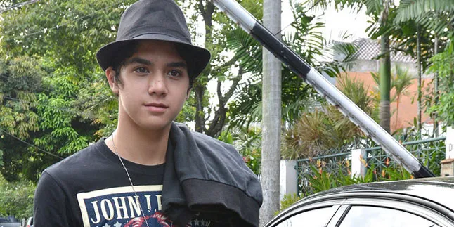 Make Up Artis Yang Bikin Al Ghazali Selalu Ganteng, Siapa Sih? Make Up Artis Yang Bikin Al Ghazali Selalu Ganteng, Siapa Sih?