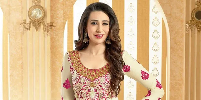 Make Up Minimalis dan Rok Hitam Berumbai, Karisma Kapoor Elegan